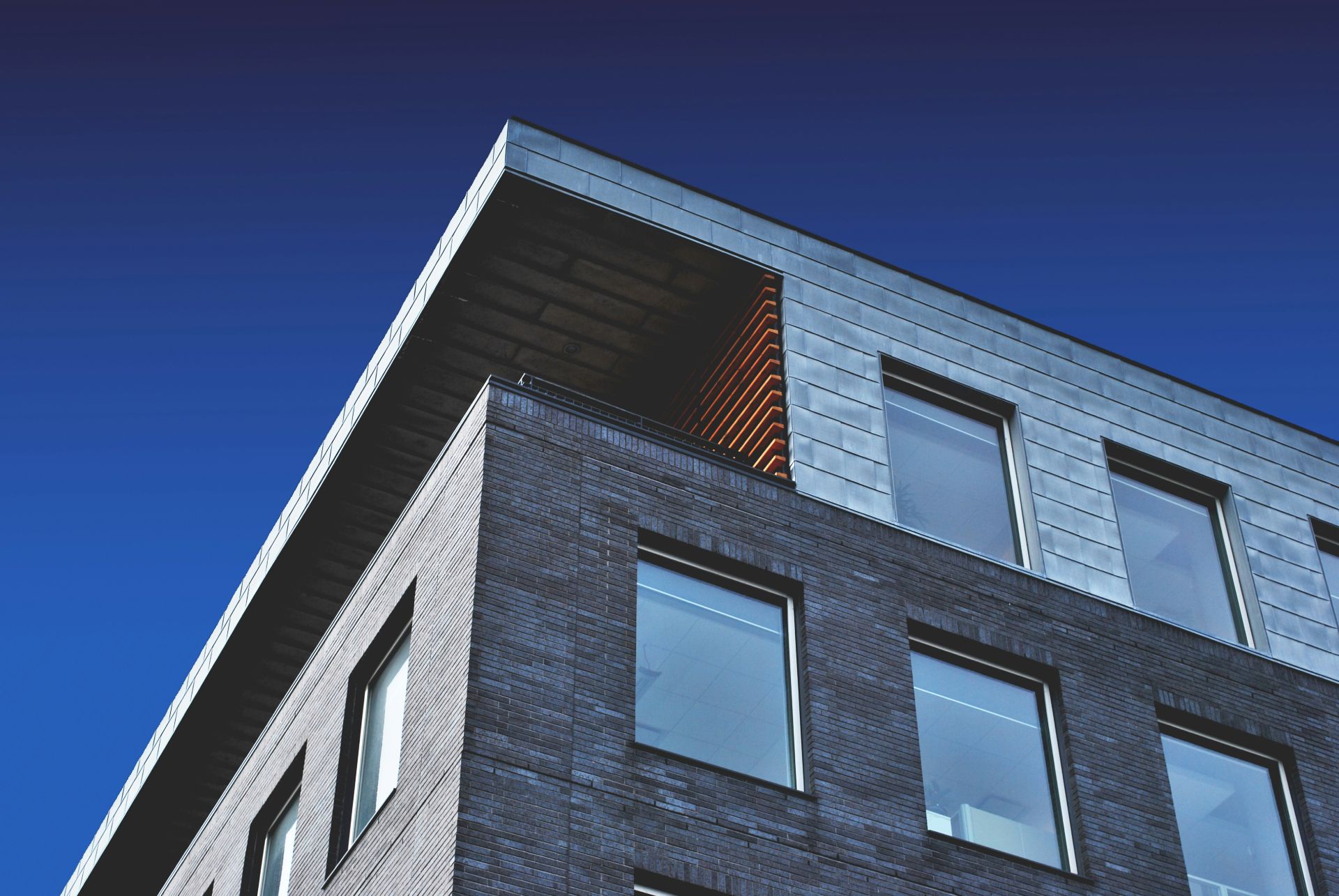 Secondary Glazing for Busy Roads and Rail Lines: Designing Windows for Extreme Noise